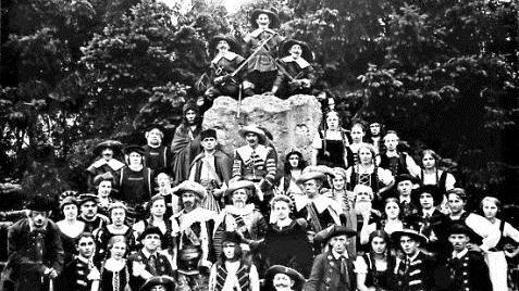 Schon früher wurde auf der Burg in Königsberg regelmäßig Theater gespielt, wie etwa mit der Aufführung "Tillys Einquartierung in Königsberg im Dreißigjährigen Krieg". Mit dabei war damals der Großvater des jetzigen Bürgermeisters, Leonhard Bittenbrünn.  Fotos: Gerold Snater/Archiv