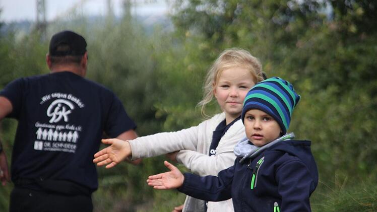 Auch die Kleinen feuerten die Läufer an. Foto: Veronika Schadeck