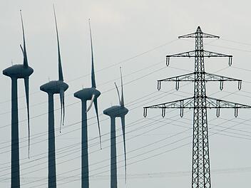 Windräder und ein Strommast  Symbolfoto: Julian Stratenschulte/dpa