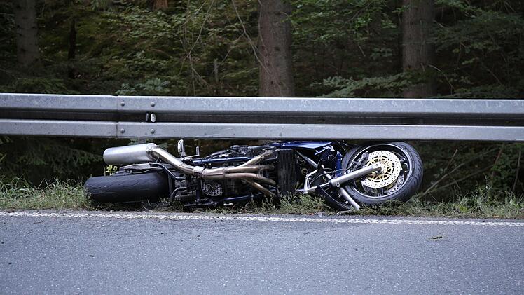 Zu einem schweren Motorradunfall kam es am Samstagnachmittag auf der Staatsstra&szlig;e 2195 zwischen Stadtsteinach und Schwand (Kreis Kulmbach) . Ein Motorradfahrer verstarb noch an der Unfallstelle. Foto: News5/Fricke