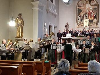 Der Musikverein  und die Frauenschola des Obst- und Gartenbauvereins begeisterten mit einem Weihnachtskonzert in der Dorfkirche von Frankenbrunn. Foto: Georg Münch