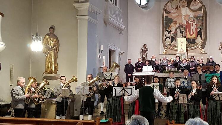 Der Musikverein  und die Frauenschola des Obst- und Gartenbauvereins begeisterten mit einem Weihnachtskonzert in der Dorfkirche von Frankenbrunn. Foto: Georg Münch