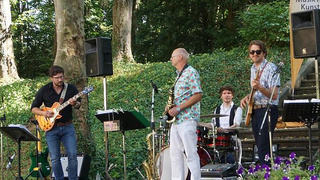Die "Jazz Colors Bamberg" um  Matthias Amm, Roland Kocina, Jens Ku&szlig;mann  und Fabian Killer (von links) sind  beim Jazz-Fr&uuml;hschoppen im Schloss Hafenpreppach aufgetreten. Barbara Pittner