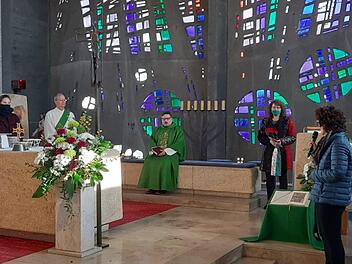 FSJ-Praktikantin Theresa Müller, Diakon Andreas Eberhorn, Seelsorgebereichsleiter Pfarrer Joachim Cibura, Gemeindereferentin Bianka Lebküchler (sie begleitet hauptsächlich die Arbeitseinsätze der FSJlerin) und die Vorsitzende des Pfarreienverbunds, Andrea  Felser-Friedrich (v. l.) Foto: privat