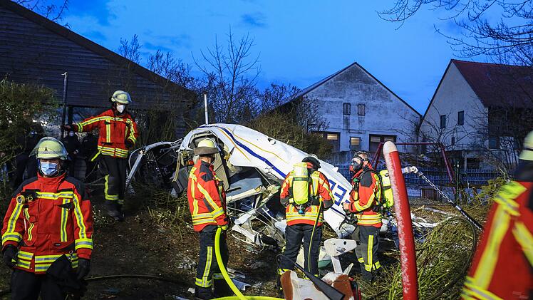 Sportflugzeug stürzt ab und kommt vor Kindergarten zum Liegen