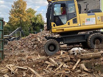 In der Bergstraße 10/12 in Hassenbach wurde ein Gebäude abgerissen. Die Fläche soll angelegt und begrünt werden, das Nachbargebäude soll künftig den Vereinen als Treffpunkt dienen.