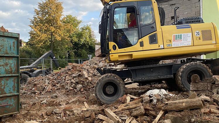 In der Bergstraße 10/12 in Hassenbach wurde ein Gebäude abgerissen. Die Fläche soll angelegt und begrünt werden, das Nachbargebäude soll künftig den Vereinen als Treffpunkt dienen.