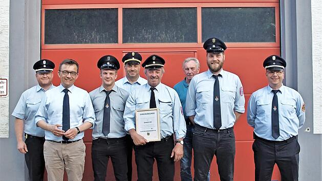 Stolz zeigt der neu ernannte Ehrenkommandant Hans Ott (Vierter von rechts) seine Urkunde. Von links KBM J&ouml;rg Greser, B&uuml;rgermeisterJens Korn, Zweiter Kommandant Andr&eacute; Schuberth, KBI Frank Fischer, Bernd St&ouml;cker, Erster Kommandant Tobias Wolf und Ro...