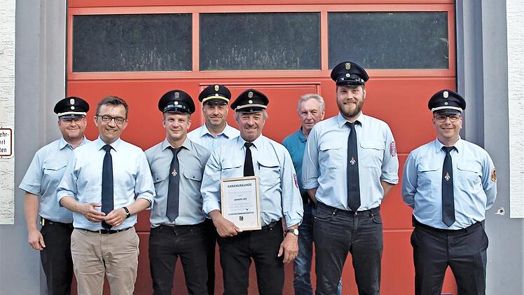 Stolz zeigt der neu ernannte Ehrenkommandant Hans Ott (Vierter von rechts) seine Urkunde. Von links KBM J&ouml;rg Greser, B&uuml;rgermeisterJens Korn, Zweiter Kommandant Andr&eacute; Schuberth, KBI Frank Fischer, Bernd St&ouml;cker, Erster Kommandant Tobias Wolf und Ro...
