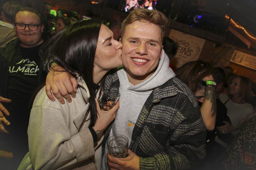 Beste Partystimmung bei voller Hütte.