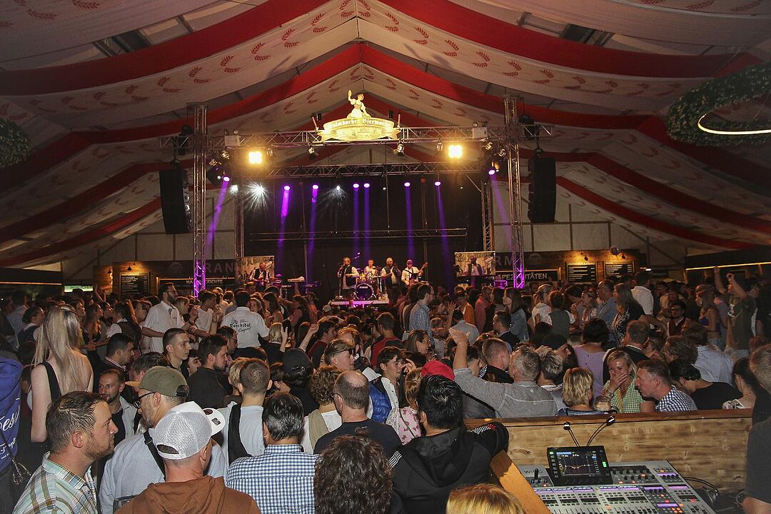 Es spielten die "Kasendorfer Musikanten" und "Die Wilderer".