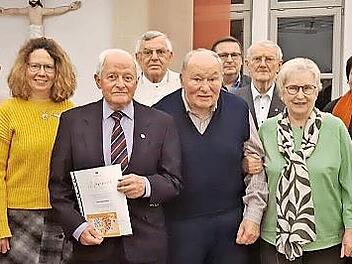 Geehrte und Neumitglieder, mit dem Vorsitzenden Matthias Simon (links) und der stellvertretenden Vorsitzenden Birgit Kestel (Dritte v.r.).