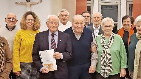 Geehrte und Neumitglieder, mit dem Vorsitzenden Matthias Simon (links) und der stellvertretenden Vorsitzenden Birgit Kestel (Dritte v.r.).