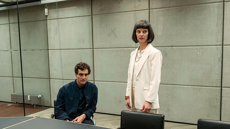 Das Gr&uuml;nder-Ehepaar von Prometheus, Dr. Oskar Berger (Pascal Houdus) und seine Frau Viola (Sarah Hostettler), empfangen die Kommissarinnen, die wegen der toten Mitarbeiterin ermitteln.