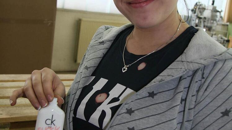 Vanessa Baumann mit einer Calvin Klein-Flasche