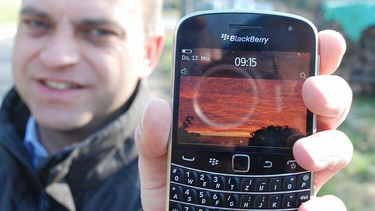 Der Teilnehmer ist zur Zeit nicht erreichbar: Das Handy von Jochen Steppert sucht in Neubrunn vergeblich nach einem Netz. Foto: Günter Flegel
