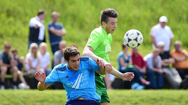 Eichenhausens Dominik Schineller (links) gegen Bad Neustadts Maximilian Mosandl. Foto: Anders