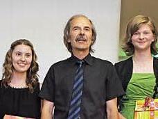 Schulleiter Eberhard Krieger (M.) beim Gruppenbild mit Clarissa Heid, Selina Pöhlmann, Laura Lämmlei und Marco Zolleis (v.l.)  Foto: fra-press