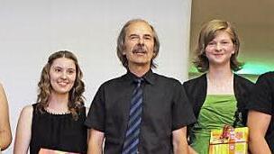 Schulleiter Eberhard Krieger (M.) beim Gruppenbild mit Clarissa Heid, Selina Pöhlmann, Laura Lämmlei und Marco Zolleis (v.l.)  Foto: fra-press