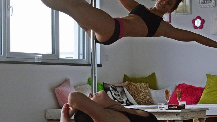 Franziska streckt sich am Boden, Guilia schwingt sich durch die Luft Foto: Nikolas Pelke