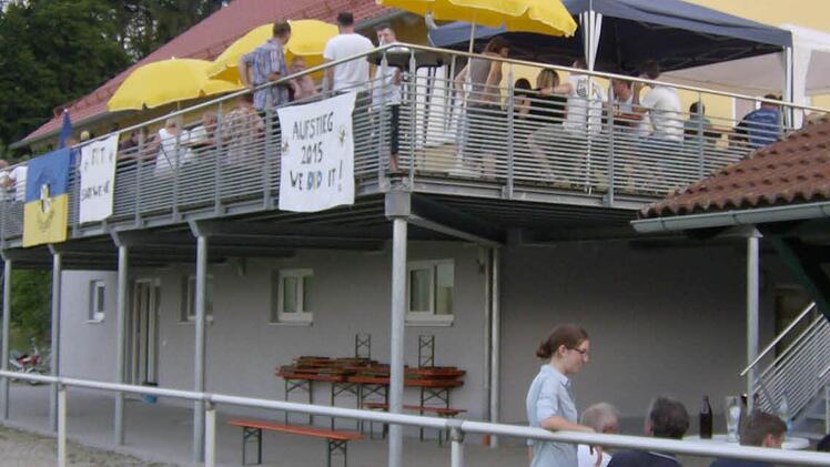 Viele Besucher waren zur Einweihung des neuen Sportheims gekommen. Foto: Petra Malbrich