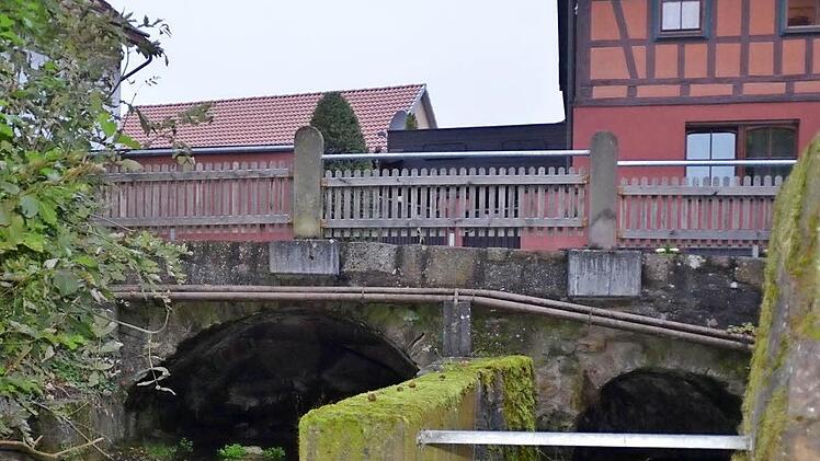 So sieht die jetzige Brücke an der Ecke zum Lanzenweg aus. Das kleine Gewölbe rechts ist der Durchlass für den Mühlgraben. Dieser soll bei den Brückenbauarbeiten zugeschüttet werden. Foto: Kathrin Kupka-Hahn