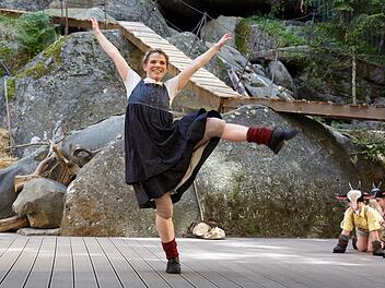 Die lebensfrohe Heidi (Maria Kempken) tanzt vor der Hütte des Alm-Öhi. Im Hintergrund kauern "Geißen". Fotos: Marcel Kohnen/Florian Miedl