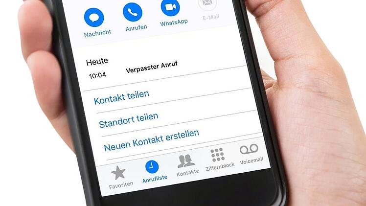 Tauchen solche Anruf-Infos auf dem Handy auf, sollte man vorsichtig sein. Illustration: Carolin Höfler