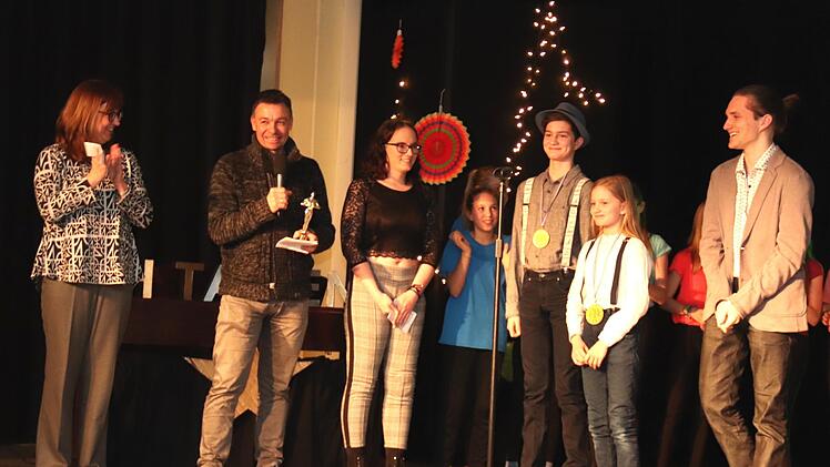 Michael Hipp (2. v. l.) überreichte den Geschwistern Polifke für ihren Sieg den "Viktor".     Foto: Johanna Blum