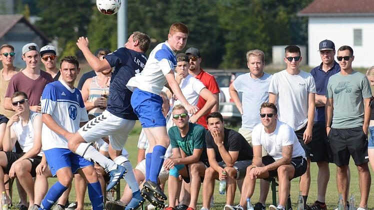 Dass die hochgelobte Offensive des FC Westheim im Derby einen schweren Stand hatte, unterstreicht unsere Szenenbild mit FC-Stürmer Andi Graup, der hier Jonas Schmitt (rechts) vom FC 06 Bad Kissingen zu spüren bekommt. Foto: ssp