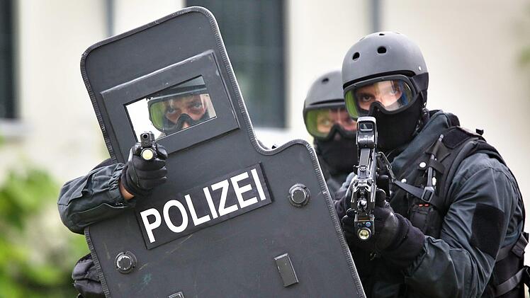 In Schwanstetten mussten am Mittwoch Spezialeinsatzkräfte der Polizei ausrücken, nachdem bei der Einsatzzentrale der Notruf einer Frau eingegangen war. Symboloto: Jan Woitas/dpa-Zentralbild/dpa