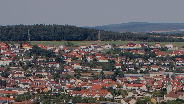 Oberhalb des Siedlungshanges soll noch zwischen dem Wald und den Häuserzeilen das Baugebiet "am Herrenwald" entstehen, bei dem ein Teil der Gemeinderäte Probleme in der Straßenzuführung und bei der Ableitung des Oberflächenwassers sieht.Foto: Günther Geiling