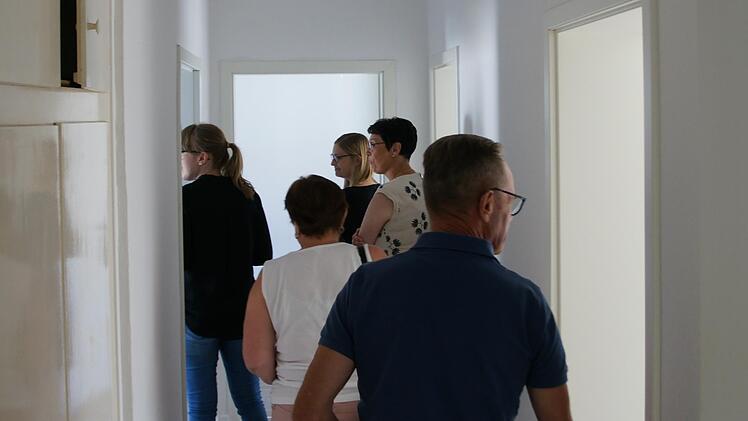 Nicht luxuriös, sondern zweckmäßig: Diesen Eindruck vermittelten die Wohnungen, die Grabers Gruppe besichtigte.  Foto: Steffen Standke
