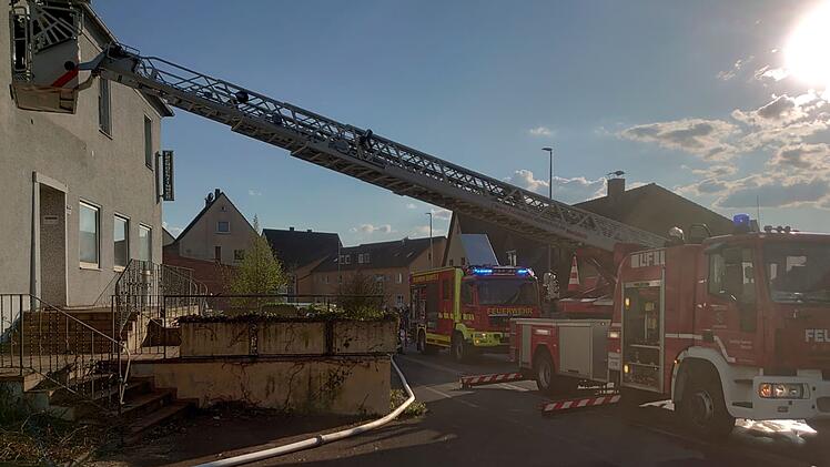 Zapfendorf: Sieben Feuerwehren rücken zu "Tanzsaal Hofmann" an - "etliche Personen" vermisst