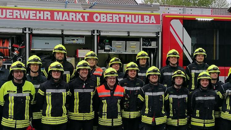 Teilnehmerinnen und Teilnehmer zusammen mit den Schiedsrichtern.