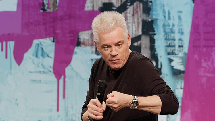 Die B&uuml;hnenenergie von Michael Mittermeier ist enorm. Er liebt den direkten Bezug zu seinem Publikum.