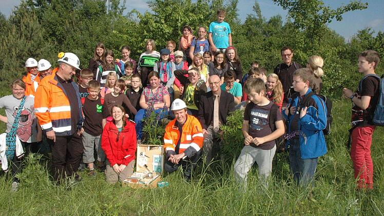 Einen besonderen Schultag erlebten die Kinder aus der 5. Und 6. Klasse auf dem Zeilberg, wo der Umweltkoffer des LBV übergeben wurde.Foto: Gerhard Schmidt