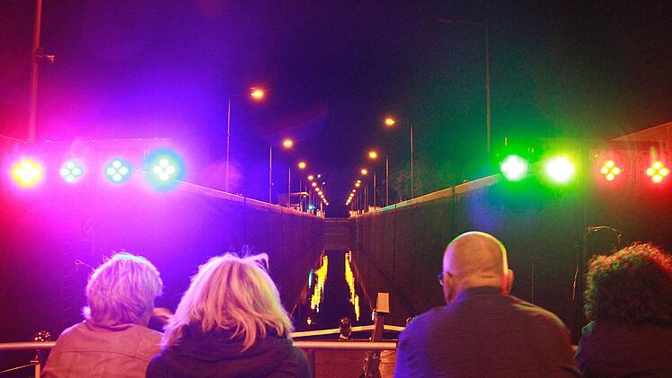 Auch Partyschiffe müssen durch Schleusen - hier in Ottendorf  Foto: René Ruprecht