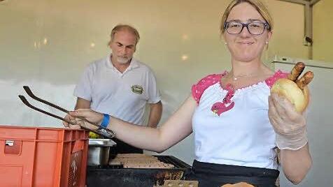 Bei 50 bis 60 Grad am Grill stand Elke Dietz und verkaufte Bratwürste. Trat sie mal aus ihrem Grillwagen heraus, stellten die knapp 38 Grad auf der Wiese schon beinahe eine Erholung dar.