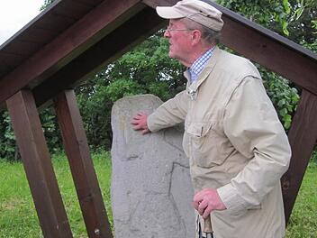 Hat eine völlige Neuinterpretation des Samelsteins im Drei-Länder-Eck der Kreise Kulmbach, Kronach und Lichtenfels zu bieten: der Geologe Friedrich Leitz aus Redwitz. Der gebürtige Thonberger (Gemeinde Weißenbrunn) geht davon aus, dass es sich um eine Christophorus-Darstellung handelt. Foto: Stephan Tiroch