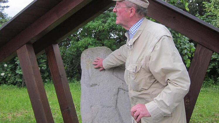 Hat eine völlige Neuinterpretation des Samelsteins im Drei-Länder-Eck der Kreise Kulmbach, Kronach und Lichtenfels zu bieten: der Geologe Friedrich Leitz aus Redwitz. Der gebürtige Thonberger (Gemeinde Weißenbrunn) geht davon aus, dass es sich um eine Christophorus-Darstellung handelt. Foto: Stephan Tiroch