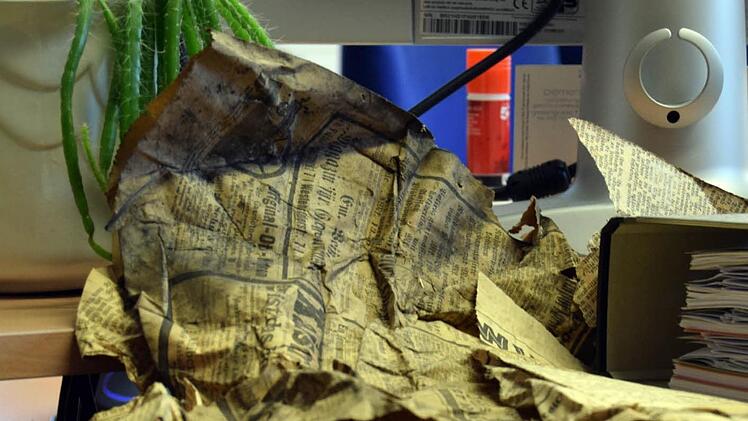 Die zerknüllte Zeitung aus dem Jahre 1935 wird in der Bauverwaltung aufgehoben. Foto: Andreas Welz