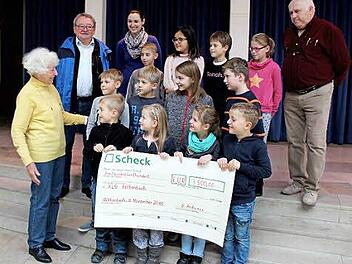 Elisabeth Scharf (l.) erzählte den Kindern aus dem Niger, und auch Adam Bucher, Lehrerin Anna Kätscher und Schulleiter Oskar Holzmann (hinten v. l.) hörten interessiert zu. Foto: Johanna Blum