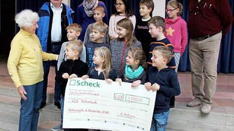 Elisabeth Scharf (l.) erzählte den Kindern aus dem Niger, und auch Adam Bucher, Lehrerin Anna Kätscher und Schulleiter Oskar Holzmann (hinten v. l.) hörten interessiert zu. Foto: Johanna Blum