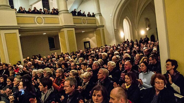 Ein beeindruckendes Konzert zum Totensonntag gestaltete der Coburger Bachchor unter Peter Stenglein in der Morizkirche. Foto: Jochen Berger