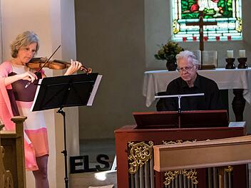 Veronika Skuplik und Christoph Lehmann zogen das Publikum mit ihrer feinsinnigen Musikalität in Bann. Foto: Jochen Berger