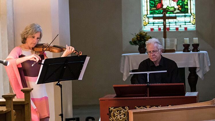 Veronika Skuplik und Christoph Lehmann zogen das Publikum mit ihrer feinsinnigen Musikalität in Bann. Foto: Jochen Berger
