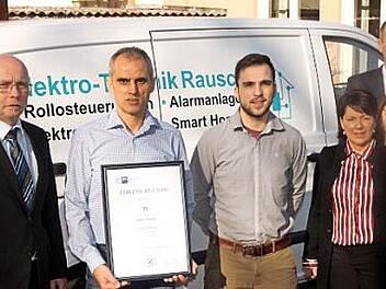 25. Firmenjubiläum feierte Werner Rausch und wurde dafür mit der Ehrenurkunde der IHK-Würzburg-Schweinfurt ausgezeichnet. Von links IHK-Bereichsleiter Christian Maurer, Werner Rausch, Sohn Sandro, Annette Rausch und Tochter Alicia, Bürgermeister Michael Ziegler.  Foto: gg