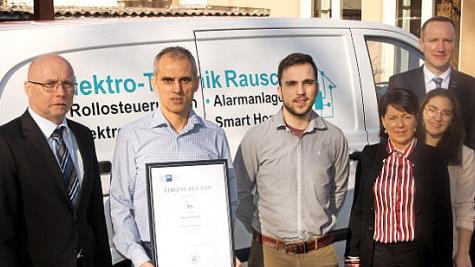 25. Firmenjubiläum feierte Werner Rausch und wurde dafür mit der Ehrenurkunde der IHK-Würzburg-Schweinfurt ausgezeichnet. Von links IHK-Bereichsleiter Christian Maurer, Werner Rausch, Sohn Sandro, Annette Rausch und Tochter Alicia, Bürgermeister Michael Ziegler.  Foto: gg