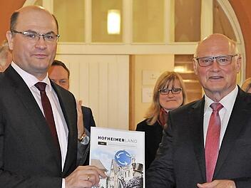 Hofheims B&uuml;rgermeister Wolfgang Borst (rechts) &uuml;berreichte die Werbebrosch&uuml;re der Hofheimer Allianz an Minister Albert F&uuml;racker. Der Minister sprach mit CSU-Politikern aus dem Landkreis. Foto: Martin Schweiger